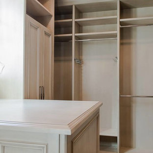 Imagen de armario vestidor contemporáneo, de tamaño medio, con armarios abiertos, puertas de armario beige y moqueta