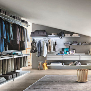 Modelo de armario y vestidor minimalista, grande, con suelo de madera clara