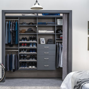 Immagine di un armadio o armadio a muro unisex minimal di medie dimensioni con ante lisce, ante grigie, pavimento in gres porcellanato e pavimento grigio