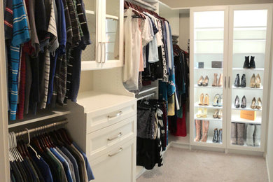 Ejemplo de armario vestidor clásico renovado de tamaño medio con armarios con paneles empotrados y puertas de armario blancas