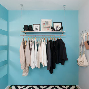 Idée de décoration pour un dressing room design de taille moyenne avec moquette.