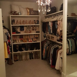 Modelo de vestidor de mujer, romántico, de tamaño medio, con armarios abiertos, puertas de armario blancas, moqueta y suelo beige