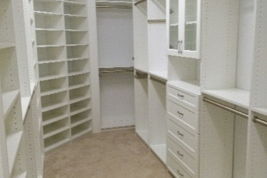 Imagen de armario vestidor unisex clásico grande con puertas de armario blancas y moqueta