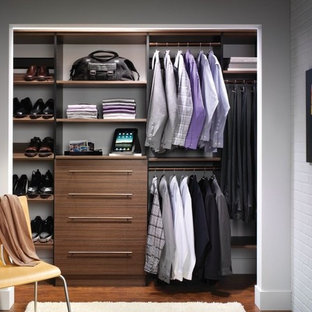 Ispirazione per un armadio o armadio a muro unisex chic di medie dimensioni con nessun'anta, ante in legno scuro e pavimento in legno massello medio