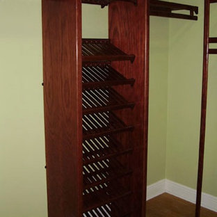 Ispirazione per una cabina armadio unisex con nessun'anta, ante in legno bruno e moquette