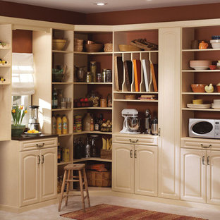 Immagine di una grande cabina armadio unisex mediterranea con ante con bugna sagomata, ante beige e pavimento con piastrelle in ceramica