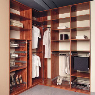 Ejemplo de armario vestidor unisex, clásico renovado, de tamaño medio, con armarios abiertos, puertas de armario de madera oscura, suelo de baldosas de porcelana y suelo gris