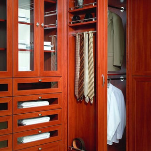 Ispirazione per un grande spazio per vestirsi classico con moquette, ante in stile shaker e ante in legno bruno