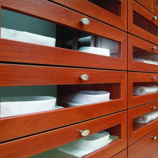 Modelo de armario vestidor unisex, actual, de tamaño medio, con armarios estilo shaker y puertas de armario de madera en tonos medios