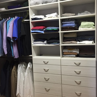 Mittelgroßer Moderner Begehbarer Kleiderschrank mit offenen Schränken, weißen Schränken und hellem Holzboden in Miami