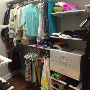 Foto på ett litet funkis walk-in-closet för kvinnor, med öppna hyllor och vita skåp