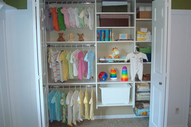 Foto de armario unisex contemporáneo de tamaño medio con armarios abiertos, puertas de armario blancas, moqueta y suelo beige