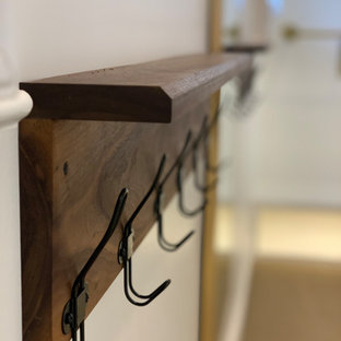 Diseño de armario y vestidor unisex y madera, campestre, de tamaño medio, con armarios con paneles con relieve, puertas de armario blancas, moqueta y suelo beige