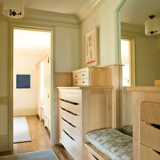 Esempio di armadi e cabine armadio country con ante in legno chiaro