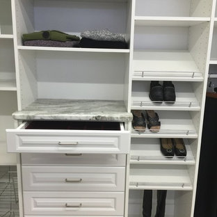 Ejemplo de armario vestidor unisex, clásico, de tamaño medio, con armarios abiertos, puertas de armario blancas y suelo de madera clara