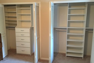Imagen de armario clásico de tamaño medio con armarios con paneles lisos y puertas de armario blancas
