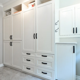 Foto de armario y vestidor unisex, minimalista, de tamaño medio, con armarios con paneles empotrados, puertas de armario blancas y suelo de travertino