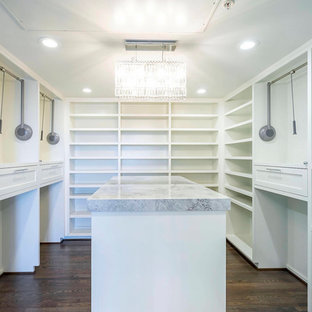 Imagen de armario y vestidor moderno, de tamaño medio, con armarios estilo shaker, puertas de armario blancas, suelo de madera en tonos medios y suelo marrón