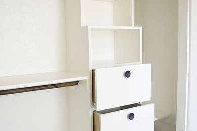 Imagen de armario unisex tradicional renovado pequeño con armarios abiertos y puertas de armario blancas