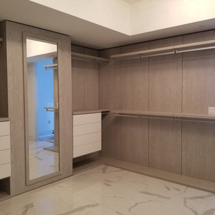 Esempio di una grande cabina armadio unisex moderna con ante lisce, ante in legno bruno, pavimento in marmo e pavimento multicolore