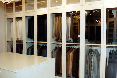 Ejemplo de armario y vestidor unisex con puertas de armario blancas