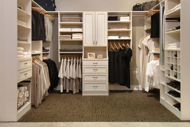 Example of a classic closet design in Los Angeles