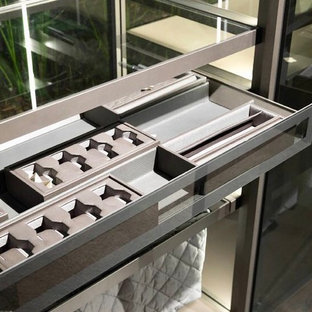 Esempio di una grande cabina armadio unisex contemporanea con ante lisce, ante marroni, pavimento in legno massello medio e pavimento grigio