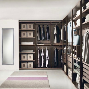 Foto di una grande cabina armadio unisex contemporanea con nessun'anta, ante marroni, pavimento in cemento e pavimento grigio
