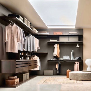 Idee per una grande cabina armadio unisex minimal con nessun'anta, ante marroni, pavimento in cemento e pavimento grigio