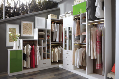 Diseño de vestidor de mujer clásico renovado de tamaño medio con armarios abiertos, puertas de armario blancas y suelo laminado