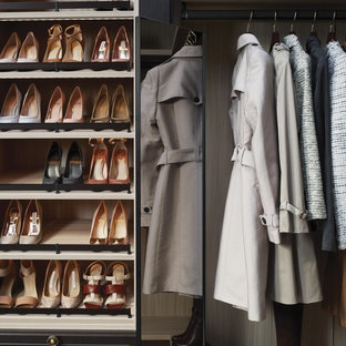 Imagen de vestidor de mujer, romántico, de tamaño medio, con armarios tipo vitrina, puertas de armario de madera en tonos medios y moqueta