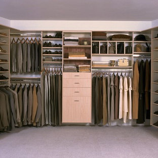 Esempio di un'ampia cabina armadio unisex design con ante lisce, ante in legno chiaro e moquette