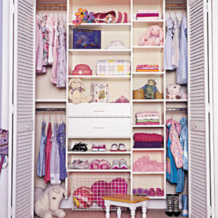 Immagine di un armadio o armadio a muro per donna shabby-chic style con nessun'anta e ante bianche