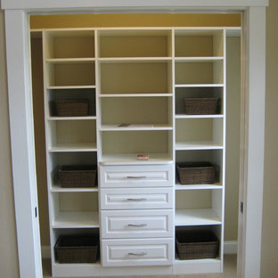 Inspiration för mellanstora klassiska walk-in-closets för könsneutrala, med luckor med upphöjd panel, vita skåp och heltäckningsmatta