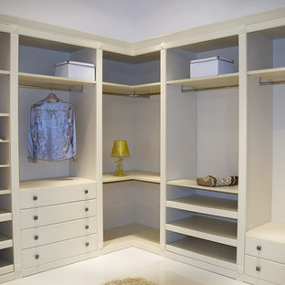 Klassisk inredning av ett stort walk-in-closet för kvinnor, med öppna hyllor, beige skåp och linoleumgolv