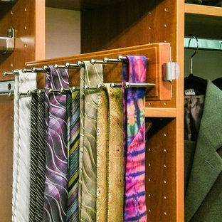 Idee per una grande cabina armadio per uomo tradizionale con nessun'anta, ante in legno scuro e pavimento in legno massello medio