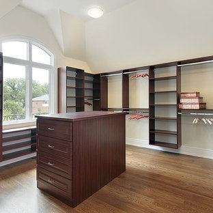 Esempio di uno spazio per vestirsi unisex chic di medie dimensioni con ante in legno bruno, parquet chiaro e nessun'anta