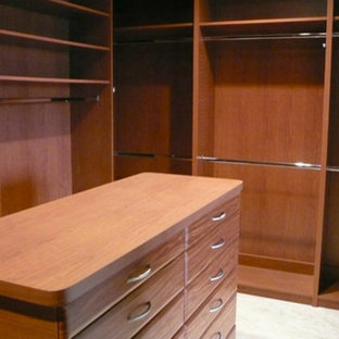 Bild på ett mellanstort funkis walk-in-closet för könsneutrala, med släta luckor, skåp i mellenmörkt trä, heltäckningsmatta och beiget golv