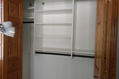 Immagine di un piccolo armadio o armadio a muro unisex contemporaneo con nessun'anta, ante bianche e moquette
