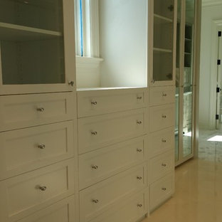 Esempio di una cabina armadio chic con ante in stile shaker e ante bianche