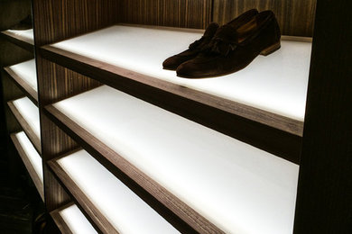 マイアミにある高級な広いコンテンポラリースタイルのおしゃれなウォークインクローゼット (オープンシェルフ、濃色木目調キャビネット、スレートの床) の写真