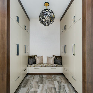 Idee per una cabina armadio unisex design di medie dimensioni con ante lisce, ante bianche, pavimento in gres porcellanato e pavimento multicolore