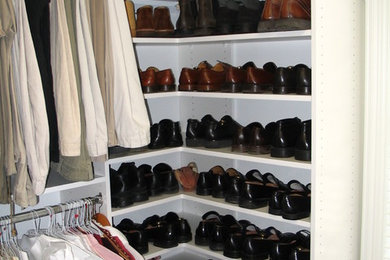 Example of a classic closet design in Detroit