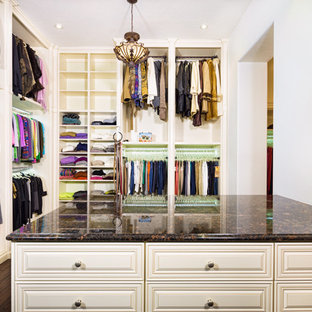 Inspiration för ett stort vintage walk-in-closet för könsneutrala, med öppna hyllor, mörkt trägolv och beige skåp