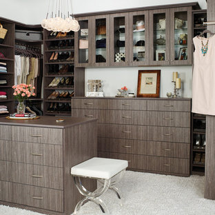 Imagen de armario vestidor unisex, de estilo de casa de campo, grande, con armarios con paneles lisos, puertas de armario de madera en tonos medios, moqueta y suelo blanco