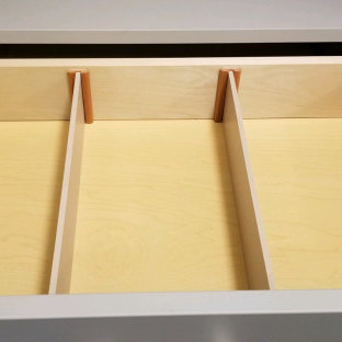 Immagine di una cabina armadio unisex classica di medie dimensioni con ante con riquadro incassato, ante grigie, moquette e pavimento grigio