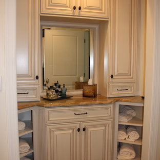 Diseño de vestidor de hombre, exótico, pequeño, con armarios con paneles con relieve, puertas de armario blancas y suelo de baldosas de porcelana