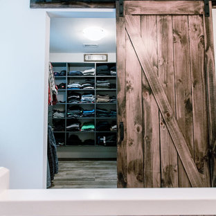 Foto de armario vestidor unisex, romántico, de tamaño medio, con armarios abiertos, puertas de armario blancas, suelo de madera en tonos medios y suelo marrón