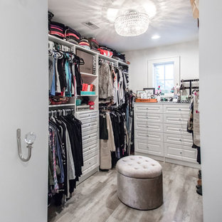 Foto de armario vestidor unisex, romántico, de tamaño medio, con armarios abiertos, puertas de armario blancas, suelo de madera en tonos medios y suelo marrón