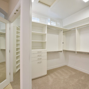 Foto de armario vestidor unisex, actual, de tamaño medio, con armarios abiertos, puertas de armario blancas, moqueta y suelo beige